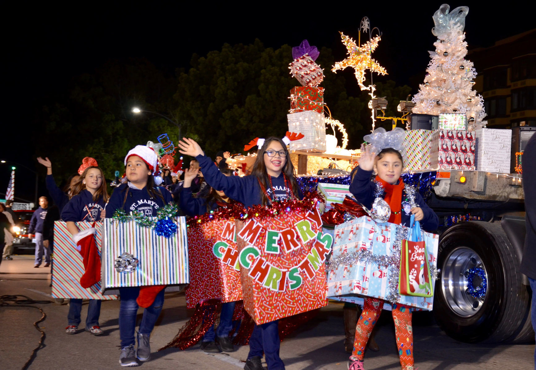 Aww, just aww. They're little Christmas prese...aww - 2016